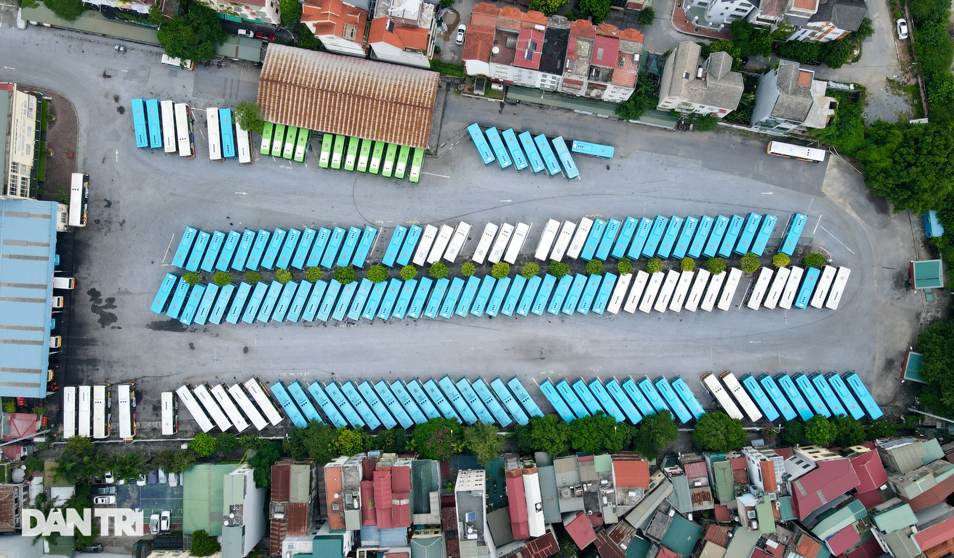 Hà Nội: Hàng nghìn ôtô nằm phơi nắng dầm mưa vì giãn cách xã hội - 1 Hà Nội: Hàng nghìn ôtô nằm phơi nắng dầm mưa vì giãn cách xã hội - 1