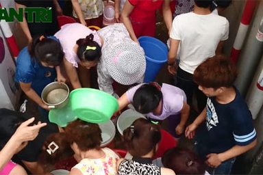 Video người Hà Nội tranh nhau xin nước