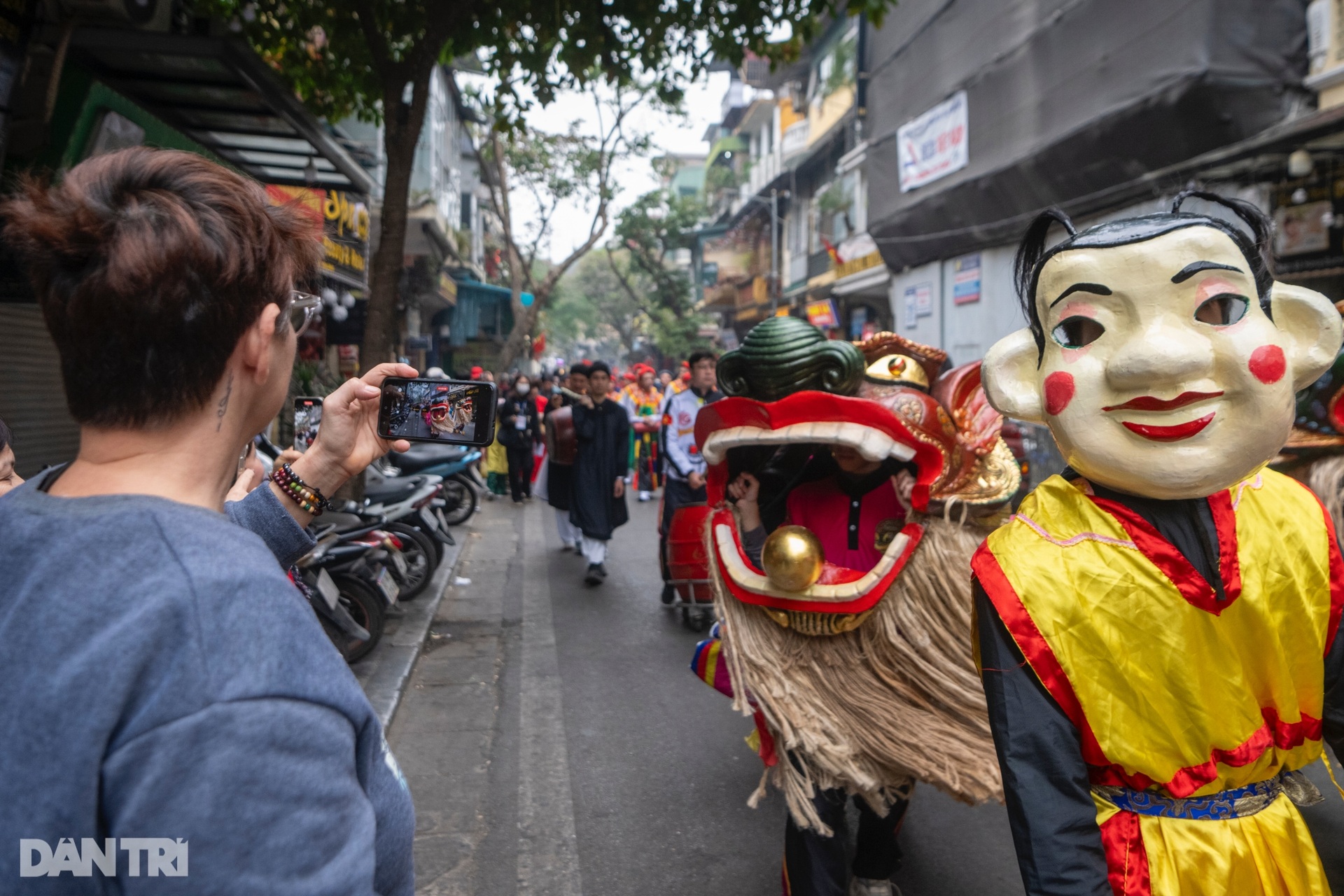 Hơn 400 người mặc cổ phục diễu hành trên phố Hà Nội mừng Tết Ất Tỵ 2025 - 7 Hơn 400 người mặc cổ phục diễu hành trên phố Hà Nội mừng Tết Ất Tỵ 2025 - 7