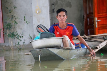 Cảnh sống trên thuyền, ngủ mái nhà ở "rốn lũ" sông Hoàng Long