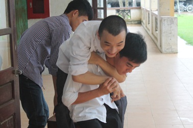 Cậu học trò khuyết tật đến trường trên đôi chân hàng xóm