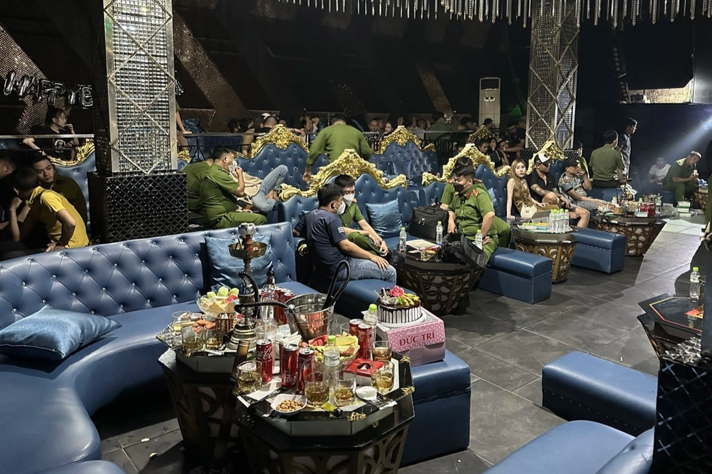 Phát hiện 63 người dương tính với ma túy trong quán karaoke D1 - 1 Phát hiện 63 người dương tính với ma túy trong quán karaoke D1 - 1
