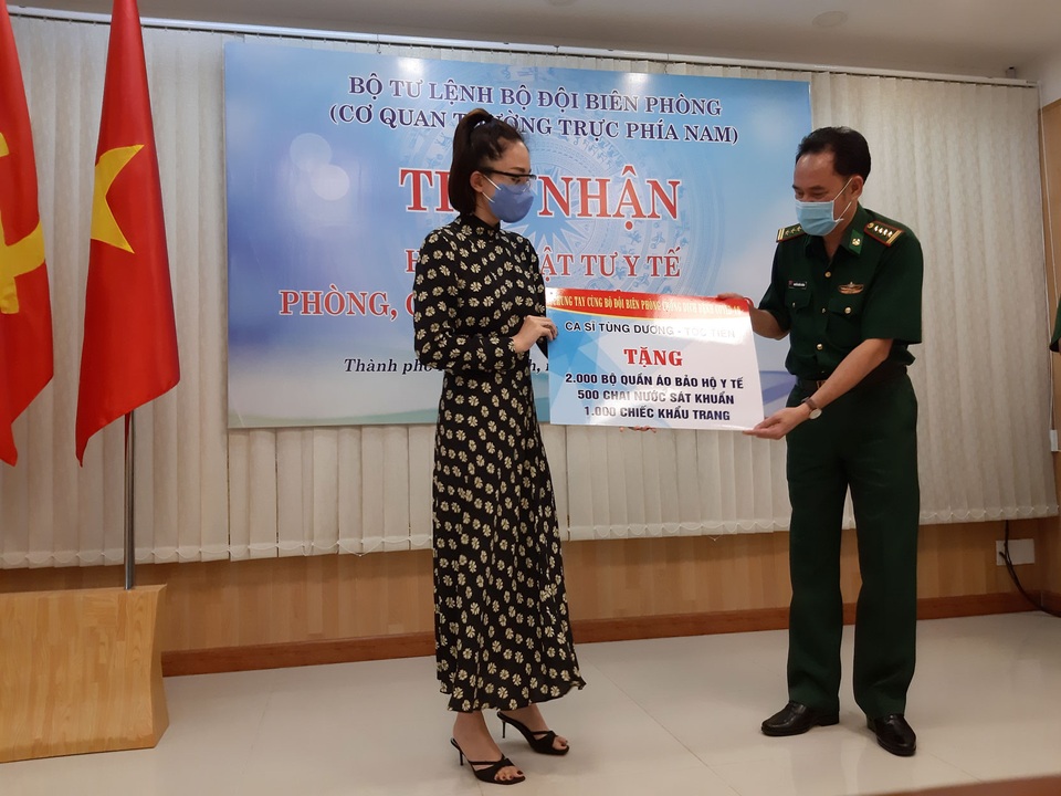 Tóc Tiên, Tùng Dương tặng hơn 1 tỉ đồng cho bộ đội biên phòng - 4 Tóc Tiên, Tùng Dương tặng hơn 1 tỉ đồng cho bộ đội biên phòng - 4
