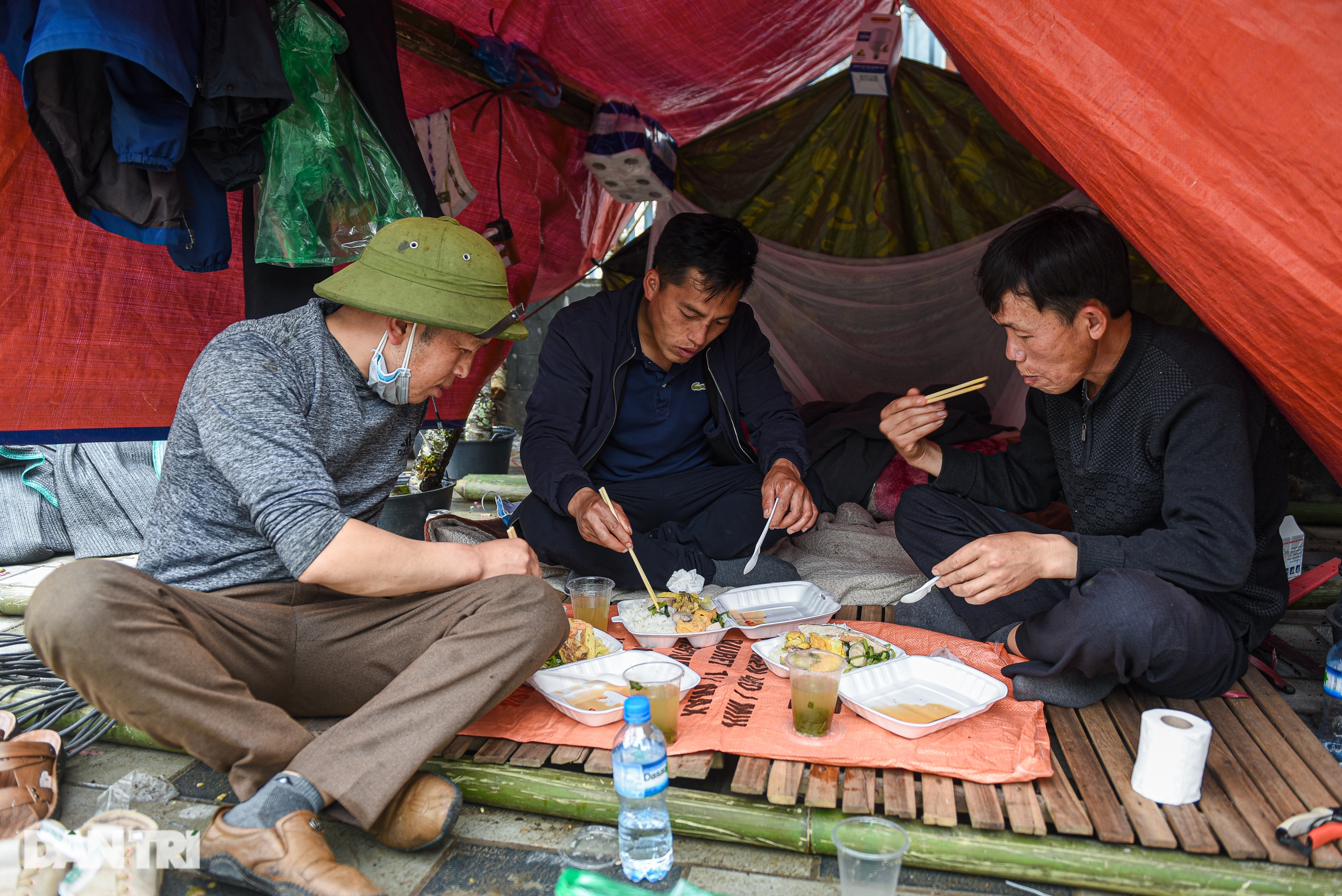 Chuyện chàng trai người Mông vượt 200 km mang đào xuống Thủ đô bán Tết - 4 Chuyện chàng trai người Mông vượt 200 km mang đào xuống Thủ đô bán Tết - 4