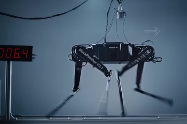 Robot Báo Đen bốn chân chạy nhanh như nhà vô địch Usain Bolt