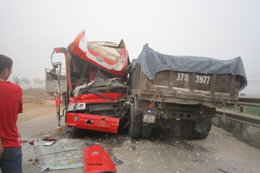 Hai ô tô tông nhau “vỡ đầu”, QL1 ách tắc kéo dài