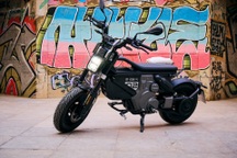 BMW ra mắt xe máy điện có thể tháo rời pin, đi được 90km mỗi lần sạc