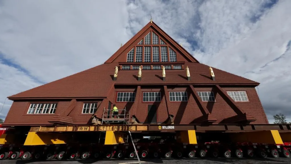 The wooden church weighs 672 tons, was lifted and moved 5km in 2 days - 1 Nhà thờ bằng gỗ nặng 672 tấn, được nhấc lên và di chuyển 5km trong 2 ngày - 1