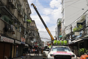 Dùng xe cẩu vận chuyển nhu yếu phẩm tới người dân sống tại chung cư TPHCM