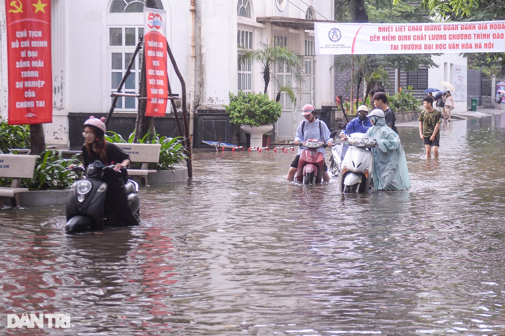 Sân trường đại học ở Hà Nội lênh láng nước, sinh viên bì bõm dắt xe - 2 Sân trường đại học ở Hà Nội lênh láng nước, sinh viên bì bõm dắt xe - 2