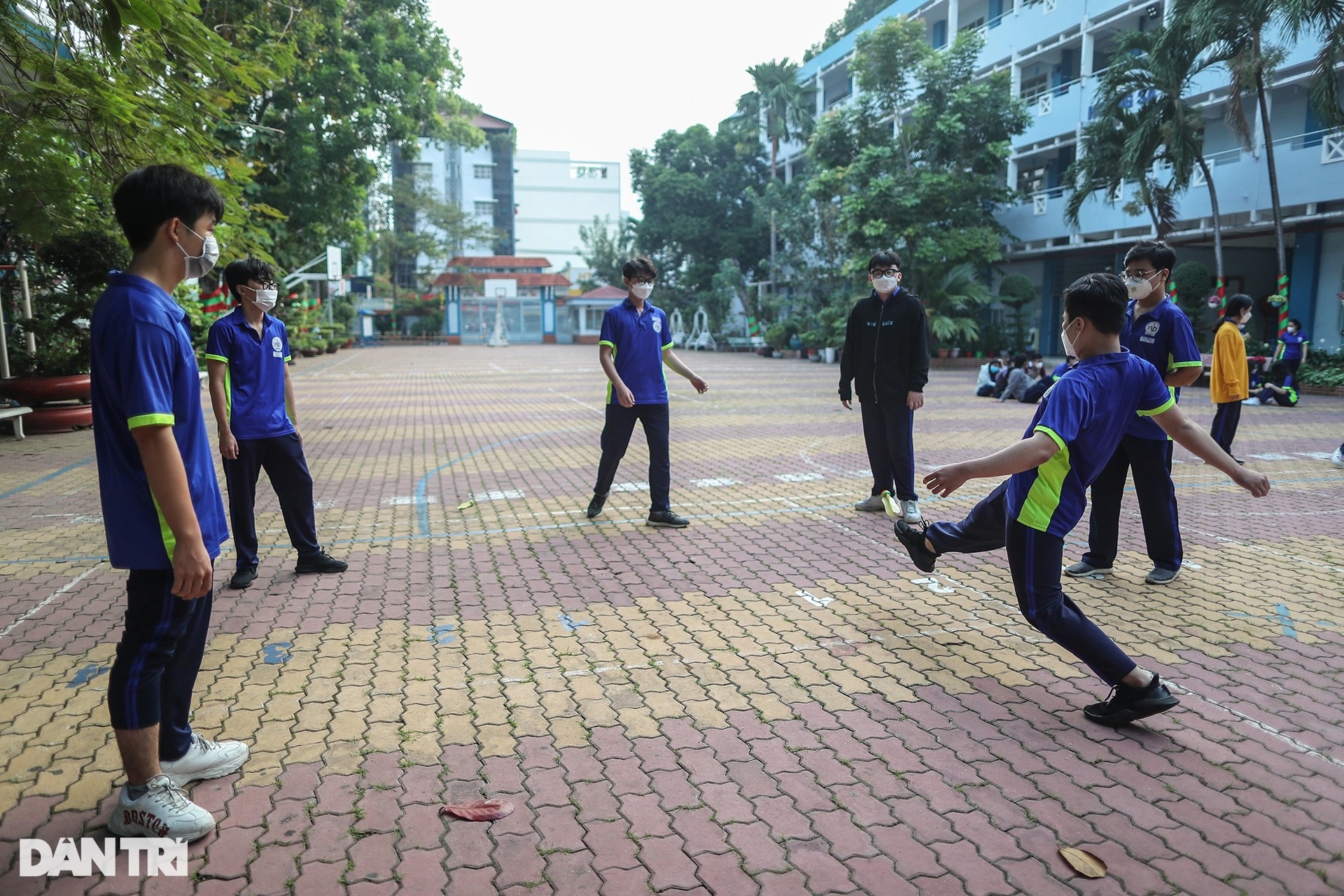 Căng dây phân luồng cho học sinh trở lại lớp học sau nhiều tháng học online - 9 Căng dây phân luồng cho học sinh trở lại lớp học sau nhiều tháng học online - 9