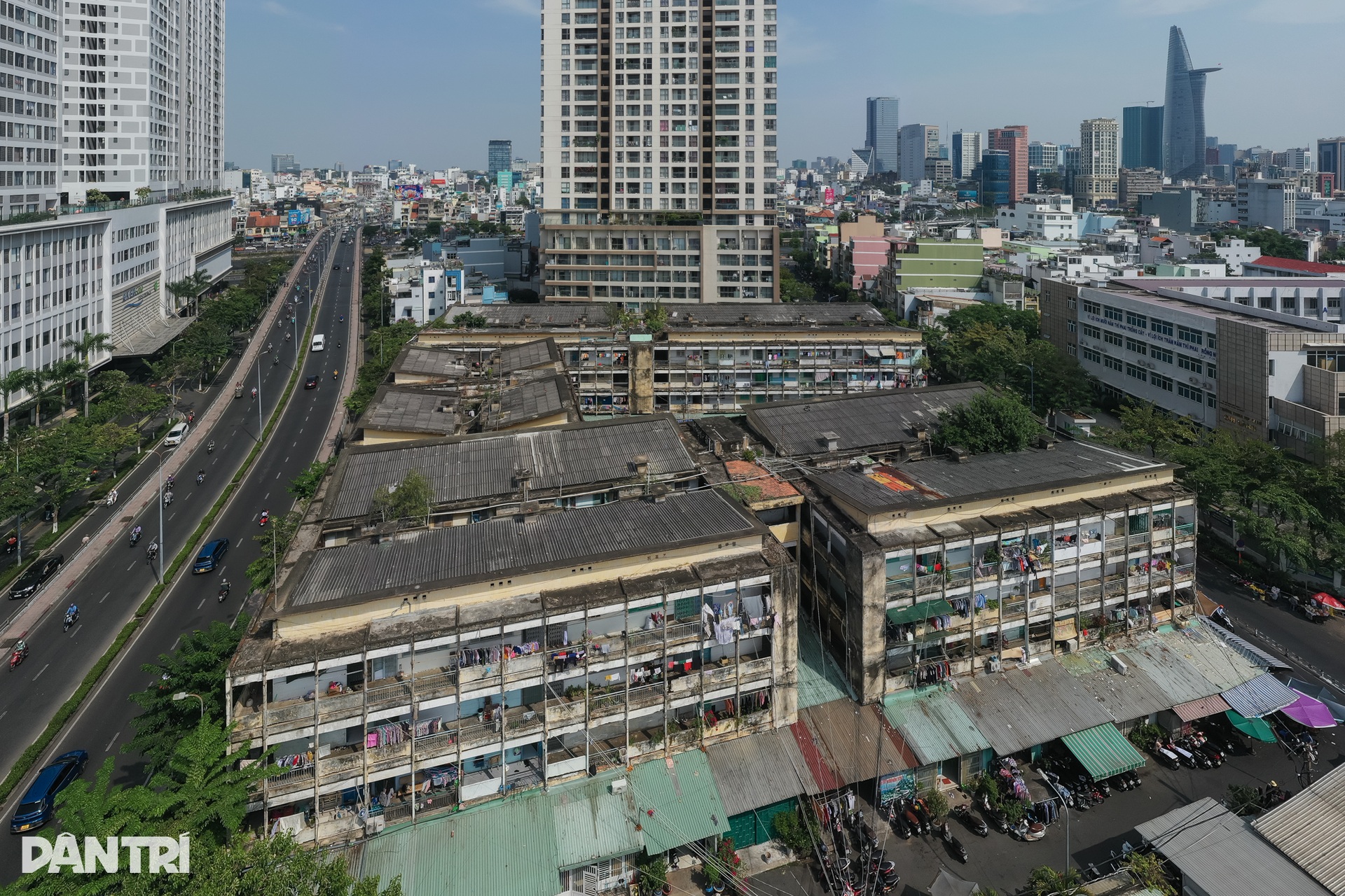 Sống bất an trong chung cư chờ sập ở TPHCM - 1