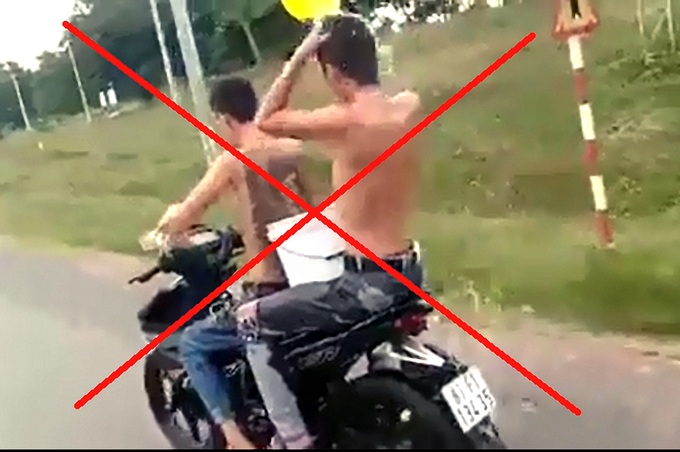 Bị Công an mời làm việc vì vừa đi xe máy vừa tắm - Ảnh 2. Bị Công an mời làm việc vì vừa đi xe máy vừa tắm - Ảnh 2.