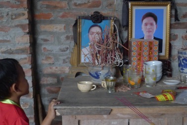 Bố mẹ mất vì ung thư phổi, 3 đứa trẻ đói ăn thiếu mặc từng ngày