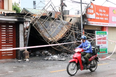 Cháy cửa hàng quần áo: 3 tiếng nổ vang lên, người vợ khản cổ kêu cứu chồng