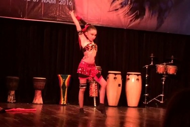 Tài năng nhí bellydance trình diễn