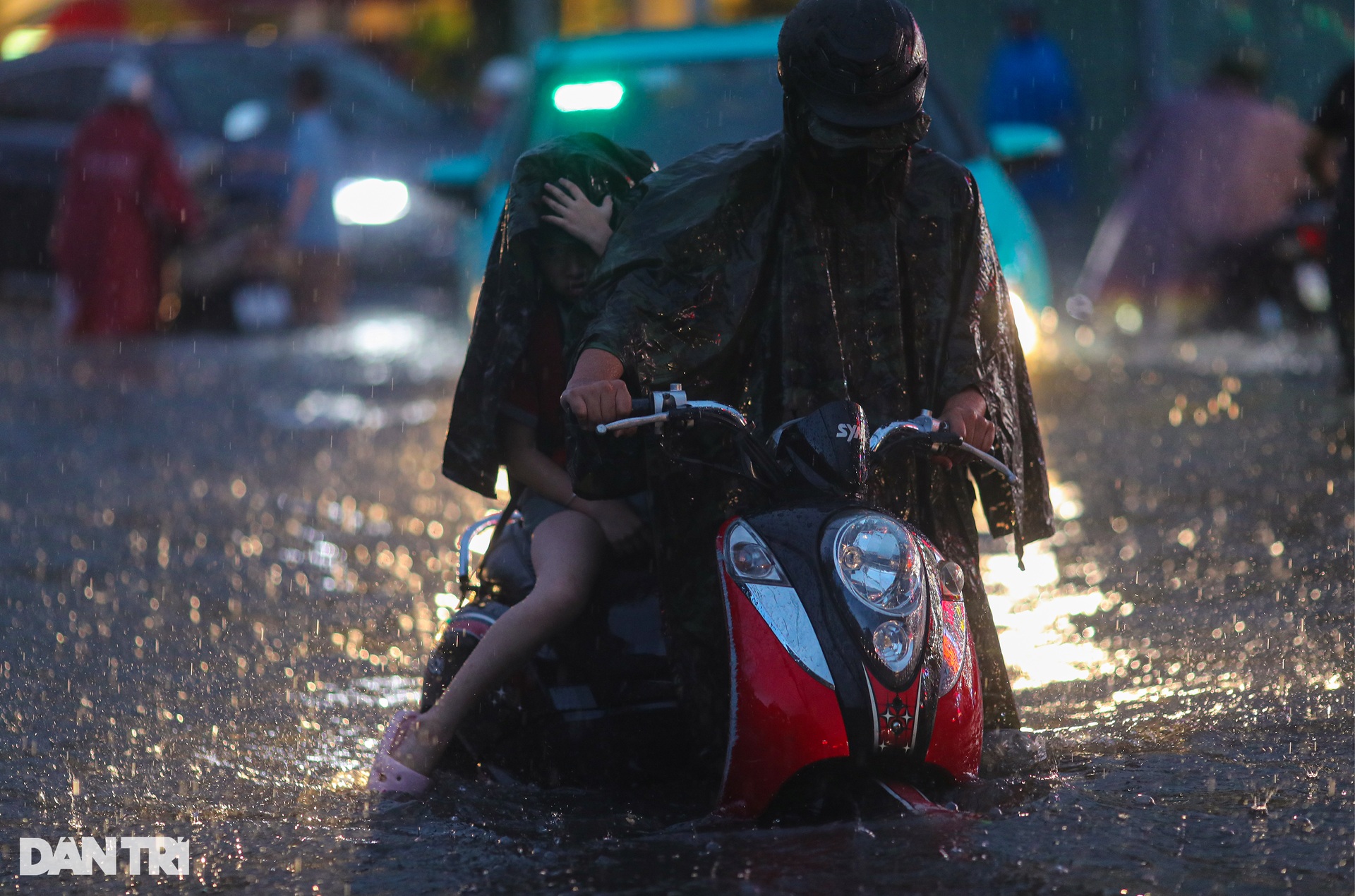 Người dân lội nước đẩy ô tô qua đường ngập sau mưa lớn ở TP Thủ Đức - 1 Người dân lội nước đẩy ô tô qua đường ngập sau mưa lớn ở TP Thủ Đức - 1