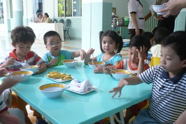 Trường học xoay xở với tiền ăn thời tăng giá 