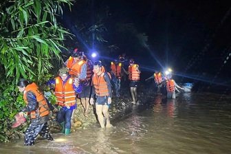 Giải cứu 6 người dân mắc kẹt nhiều ngày trong mưa lũ ở Quảng Trị