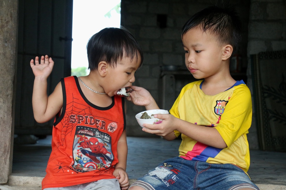 Trao gần 180 triệu đồng của bạn đọc giúp đỡ vợ chồng song khổ - 2 Trao gần 180 triệu đồng của bạn đọc giúp đỡ vợ chồng song khổ - 2