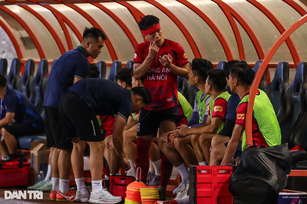 Cựu tuyển thủ U23 Việt Nam khoác áo CLB CAHN chấn thương phải nhập viện - 1 Cựu tuyển thủ U23 Việt Nam khoác áo CLB CAHN chấn thương phải nhập viện - 1