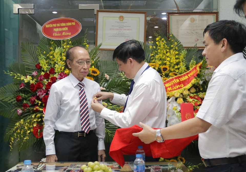 Tổng Biên tập Báo Dân trí nhận Kỷ niệm chương “Vì sức khỏe nhân dân” - 2 Tổng Biên tập Báo Dân trí nhận Kỷ niệm chương “Vì sức khỏe nhân dân” - 2