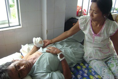 Con rể chém đứt lìa tay bố vợ, đập vợ bằng búa đinh