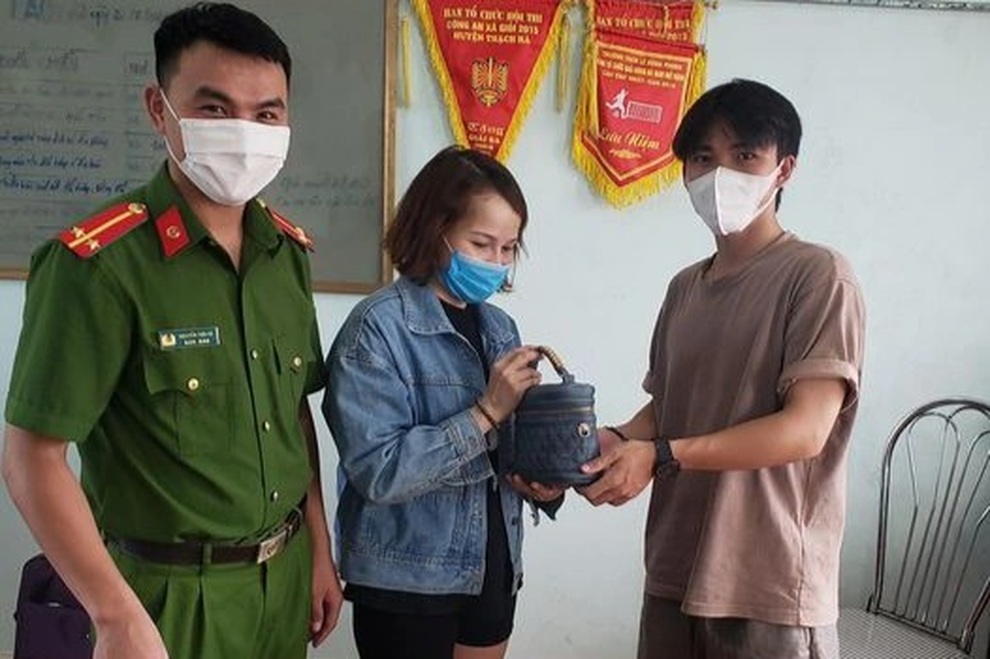 Nam thanh niên chờ suốt 2 tiếng để trả lại 30 triệu đồng nhặt được - 1