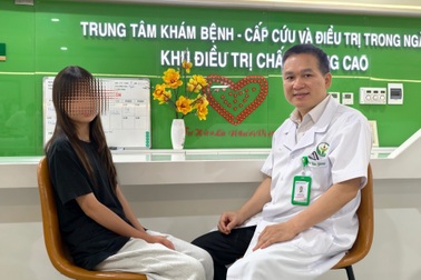Mái tóc dài óng ả của bé gái bị lột rời toàn bộ da đầu 10 năm trước