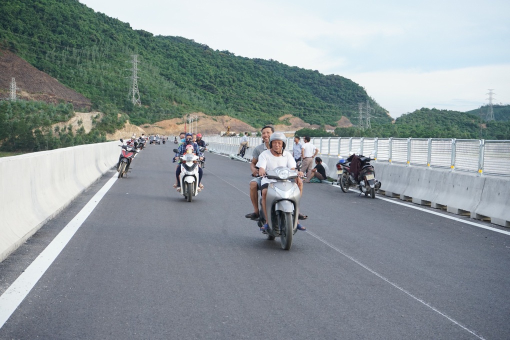Người dân đổ xô lên cầu cao tốc vượt hồ dài nhất Thanh Hóa ngắm cảnh - 3 Người dân đổ xô lên cầu cao tốc vượt hồ dài nhất Thanh Hóa ngắm cảnh - 3