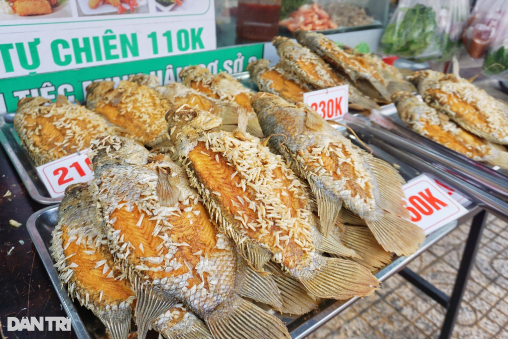 Quán cá tai tượng chiên xù ở TPHCM bán cả tấn cá/ngày, khách nườm nượp - 2 Quán cá tai tượng chiên xù ở TPHCM bán cả tấn cá/ngày, khách nườm nượp - 2