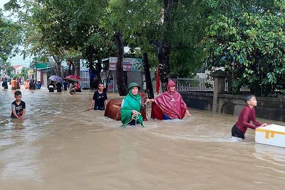 Hàng loạt thủy điện xả tràn, người dân vùng hạ du kéo nhau chạy lũ - 1 Hàng loạt thủy điện xả tràn, người dân vùng hạ du kéo nhau chạy lũ - 1