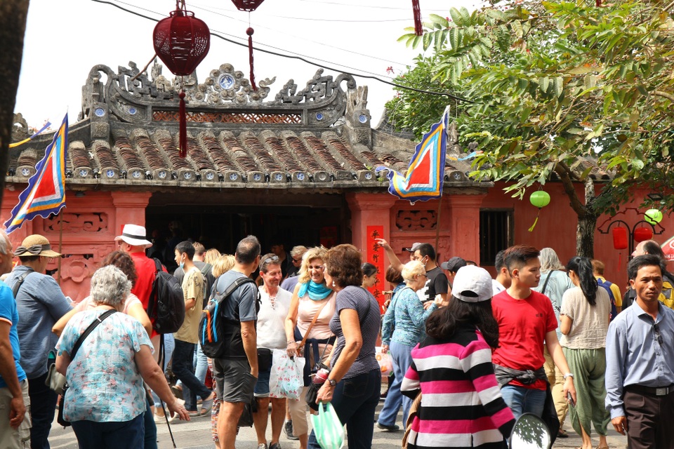 Du khách “xúng xính” check-in Hội An những ngày đầu năm mới - 2