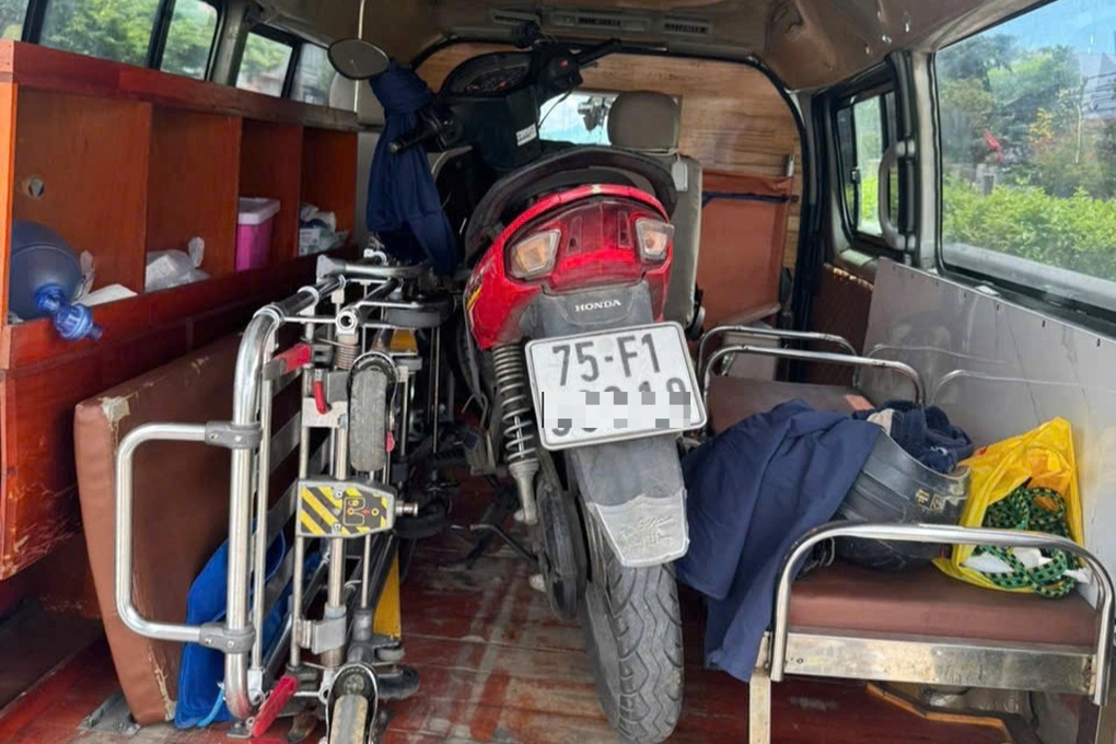 Xử phạt xe cứu thương chở xe máy trên khoang bệnh nhân - 1 Xử phạt xe cứu thương chở xe máy trên khoang bệnh nhân - 1