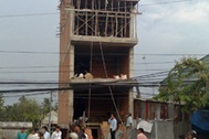 Sập dàn giáo, 4 công nhân rơi từ tầng 4