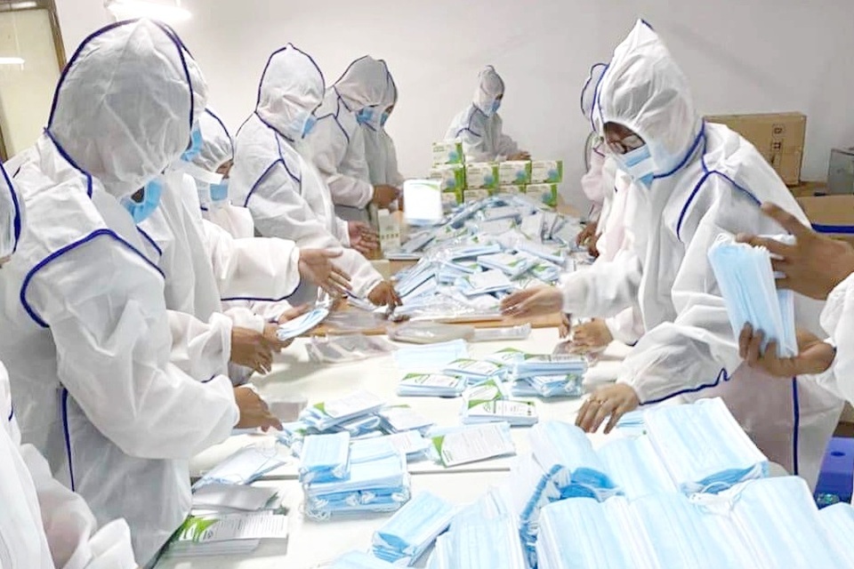 Khẩu trang y tế rục rịch tăng giá, hàng xịn 1,3 - 1,4 triệu đồng/thùng - 4 Khẩu trang y tế rục rịch tăng giá, hàng xịn 1,3 - 1,4 triệu đồng/thùng - 4