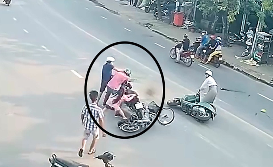 Giật dây chuyền của cô gái, tên cướp bị vây đánh “no đòn” - 3 Giật dây chuyền của cô gái, tên cướp bị vây đánh “no đòn” - 3