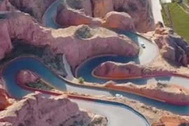 Đoạn đường quanh co với 22 khúc cua hiểm trở