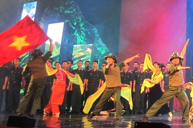 Khán giả xúc động với “Vang vọng khúc tráng ca Điện Biên”