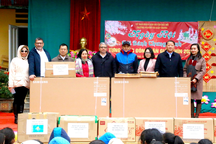 Đại sứ Azerbaijan và Đại sứ Kazakhstan tặng quà Tết cho trẻ em Hà Giang