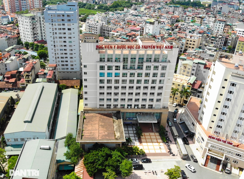 Đoạn đường dài 1km “cõng” đến 7 trường đại học, cao đẳng ở Hà Nội - 6 Đoạn đường dài 1km “cõng” đến 7 trường đại học, cao đẳng ở Hà Nội - 6