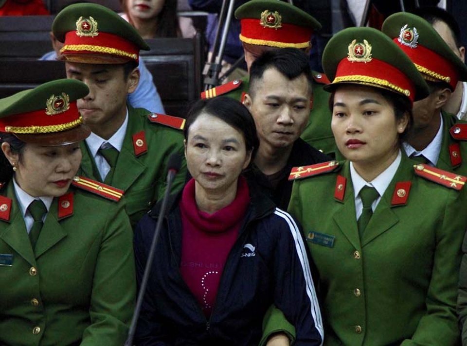 Mẹ nữ sinh giao gà cùng đồng phạm hầu tòa - 1