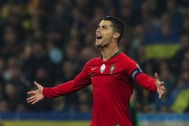 Bạn gái xinh đẹp chia sẻ niềm vui sau khi C.Ronaldo cán mốc 700 bàn thắng,