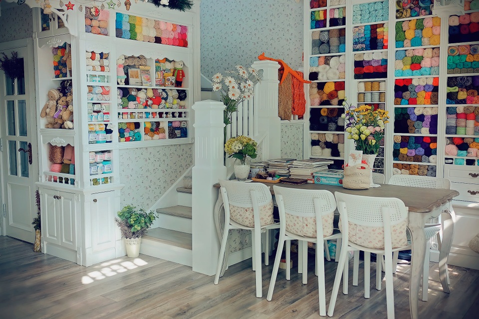 Mẹ đảm tậu hàng nghìn cuộn len, trang trí ngôi nhà đẹp như trên phim - 11