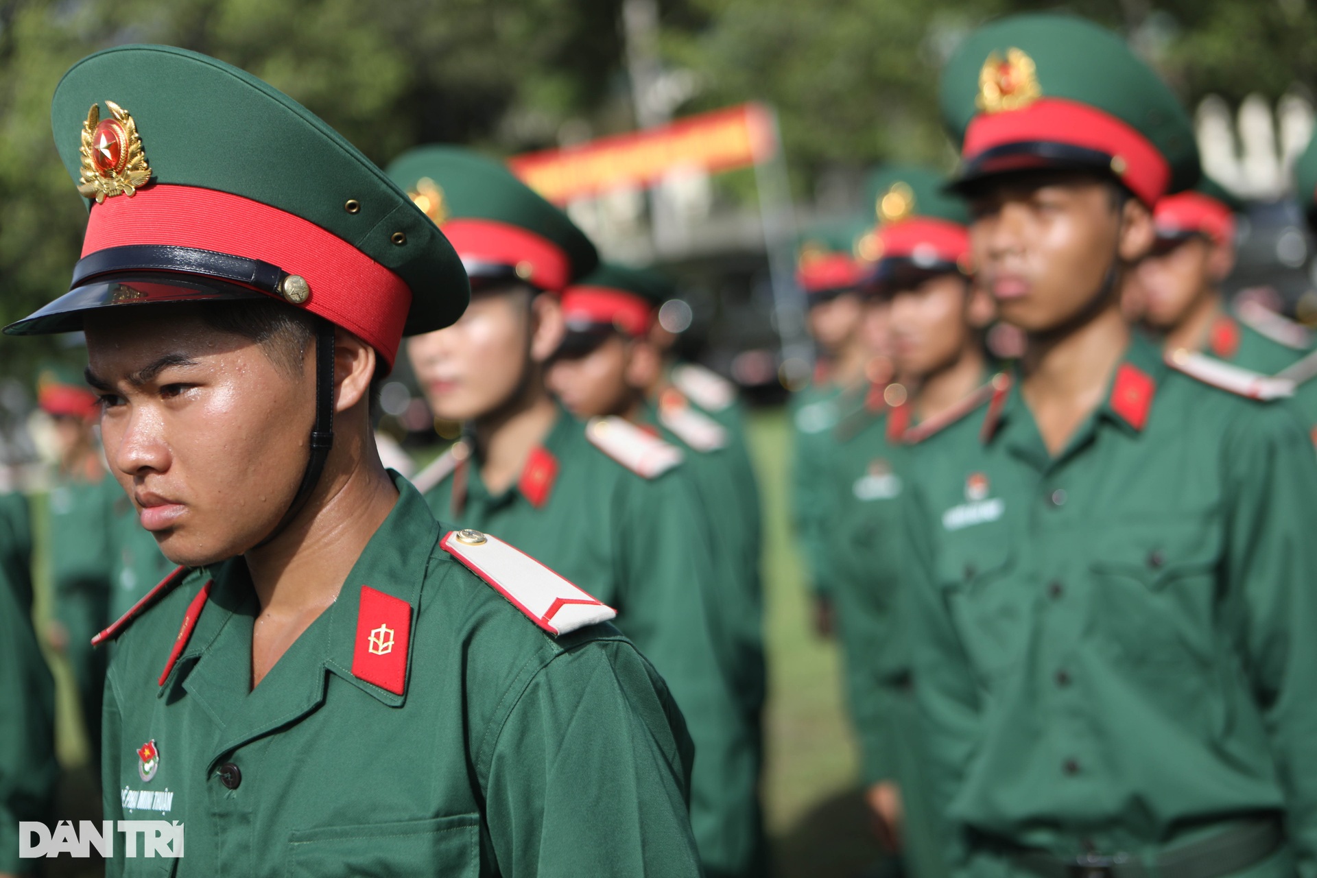 Hai anh em sinh đôi cùng tuyên thệ chiến sĩ mới dưới Quân kỳ Quyết thắng - 3 Hai anh em sinh đôi cùng tuyên thệ chiến sĩ mới dưới Quân kỳ Quyết thắng - 3