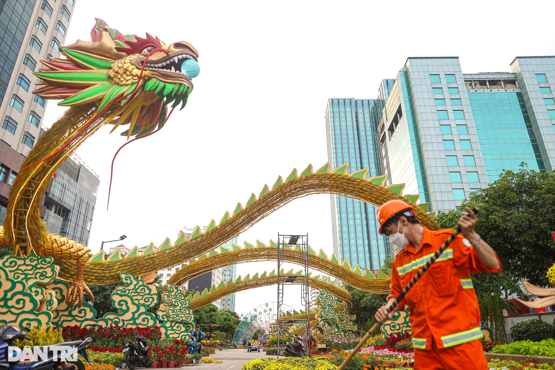 Diện mạo đường hoa Nguyễn Huệ trước ngày mở cửa - 11 Diện mạo đường hoa Nguyễn Huệ trước ngày mở cửa - 11