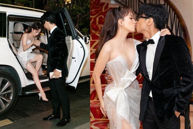 Vợ chồng Khánh Thi ngồi xe tiền tỷ, hôn đắm đuối khi đến trao Quả Bóng Vàng