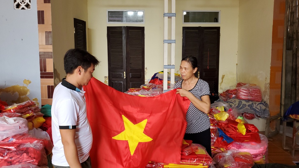 Làng nghề may cờ Tổ quốc nhộn nhịp trước ngày Quốc khánh - 1 Làng nghề may cờ Tổ quốc nhộn nhịp trước ngày Quốc khánh - 1
