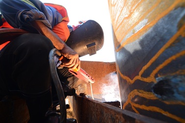 TPHCM: Hối hả nhịp lao động xuyên Tết trên công trường chống ngập