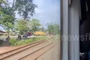 Khoảnh khắc đoàn tàu bị trật bánh tại Indonesia